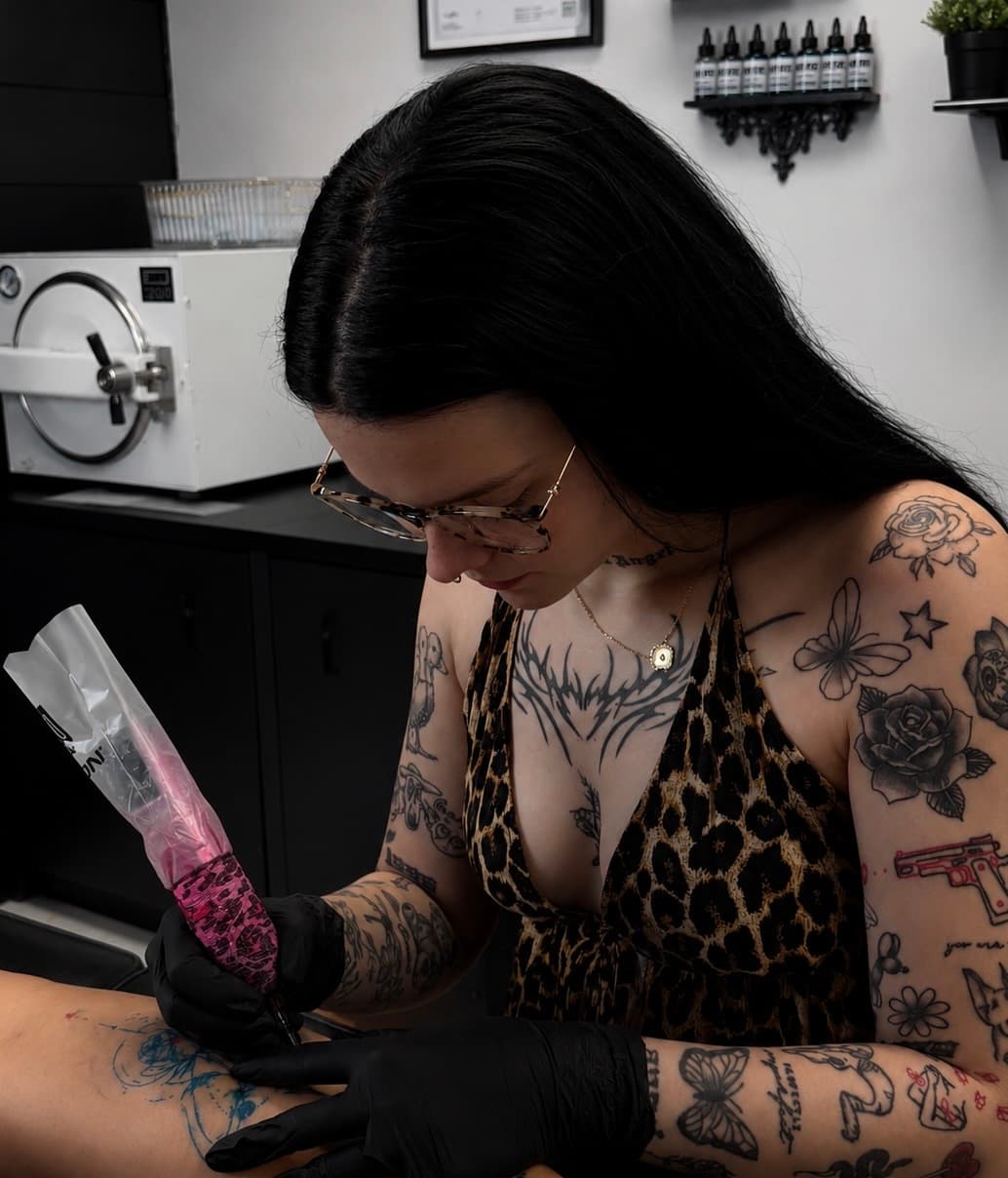 Shany Petit en train de tatouer au studio Tattoo.s.p
